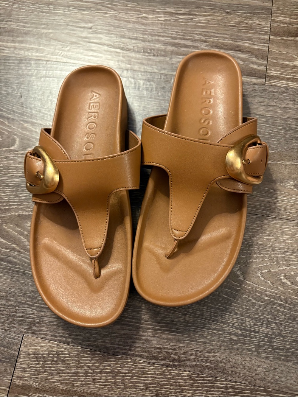 NWOT Aerosoles Lloyd tan leather flat sandals with gold buckle. Size 9